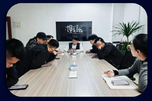游圣团队进行品牌策略和内容策划会议